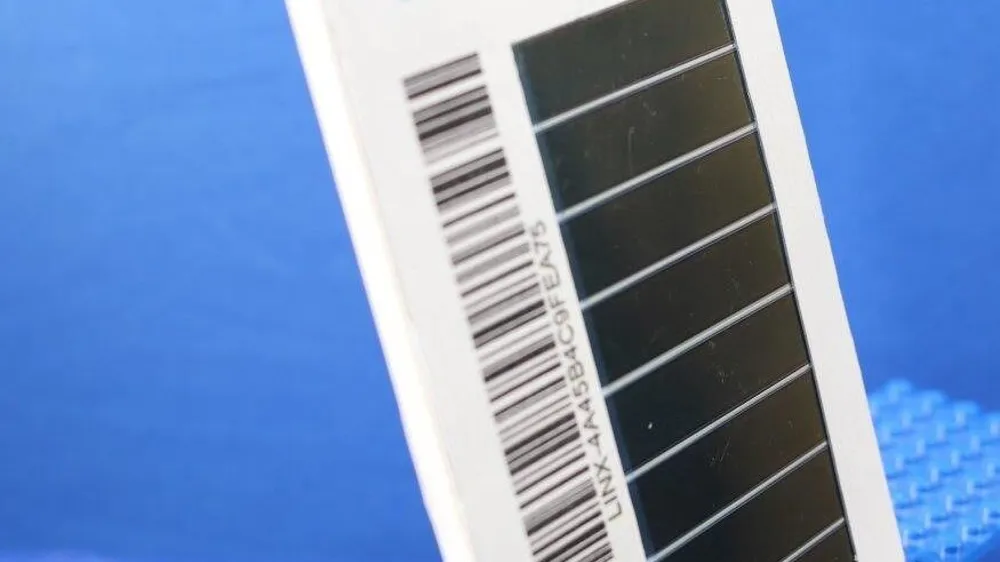 Linxens Satellite Sticker: a thin, self-powered IoT tracker for global positioning and environmental data via satellite.